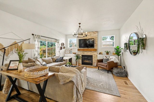 575 Carriage Court, Jacksonville, OR 97530