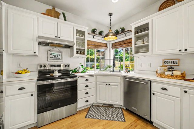 575 Carriage Court, Jacksonville, OR 97530