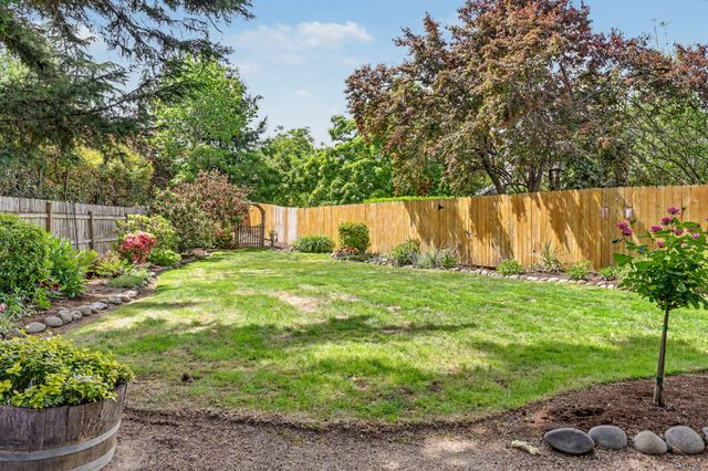 575 Carriage Court, Jacksonville, OR 97530