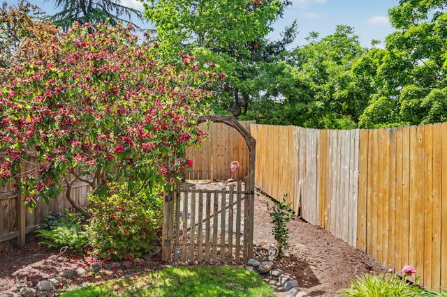 575 Carriage Court, Jacksonville, OR 97530