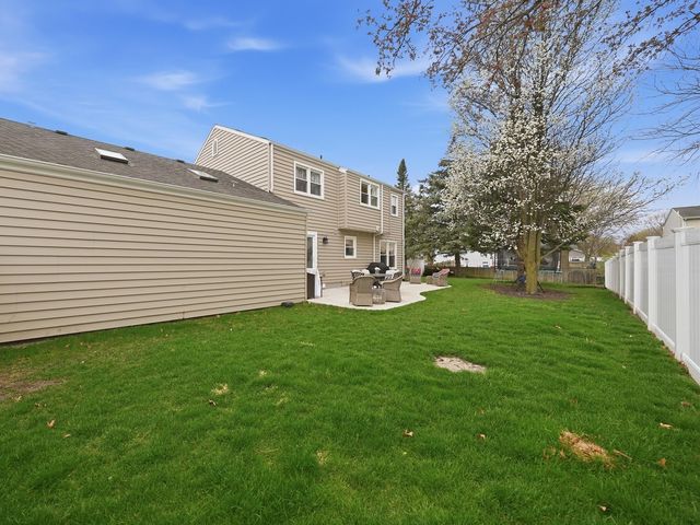 1335 Leverenz Road, Naperville, IL 60564