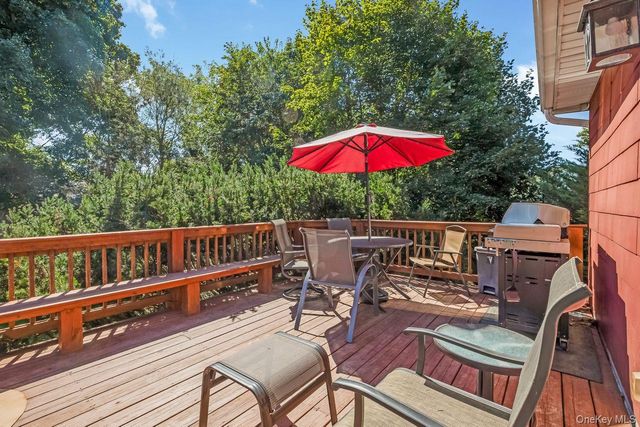 16 Wendy Lane, East Northport, NY 11731