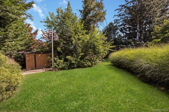 16 Wendy Lane, East Northport, NY 11731