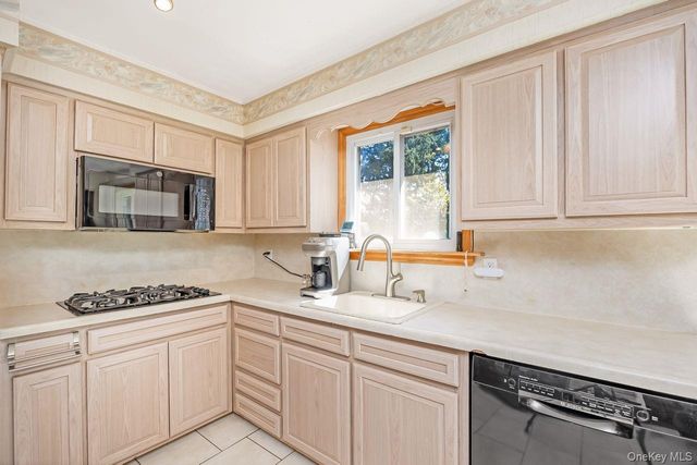 16 Wendy Lane, East Northport, NY 11731
