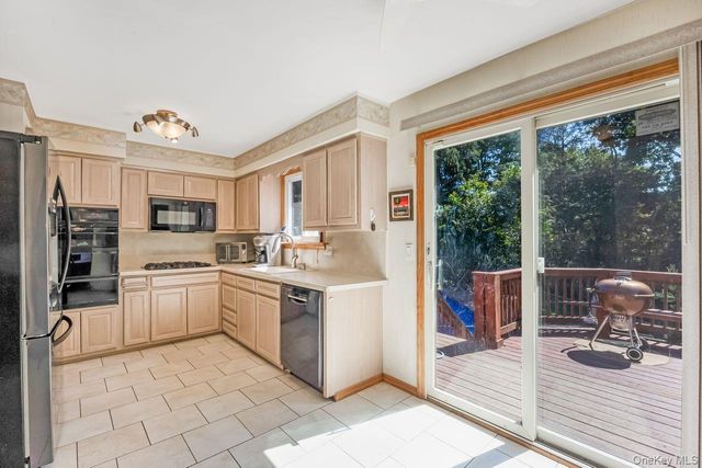 16 Wendy Lane, East Northport, NY 11731
