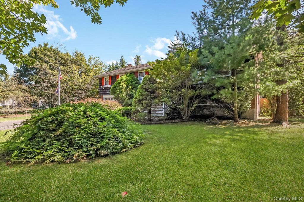 16 Wendy Lane, East Northport, NY 11731 — photo 2