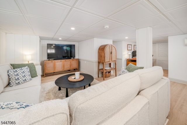 21 Duchamp Pl, Chatham Boro, NJ 07928