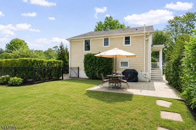 21 Duchamp Pl, Chatham Boro, NJ 07928