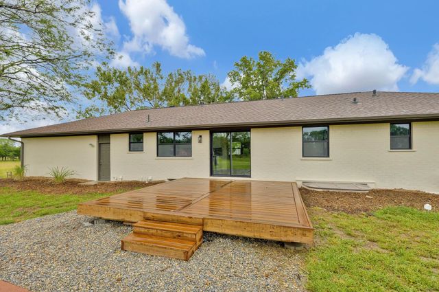 31 S Pony Meadows Dr, Wichita, KS 67232