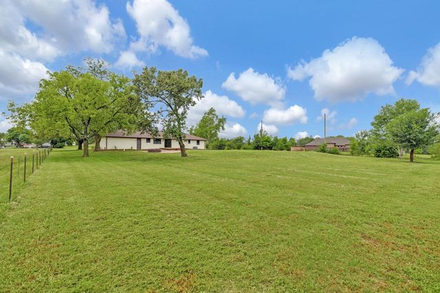 31 S Pony Meadows Dr, Wichita, KS 67232