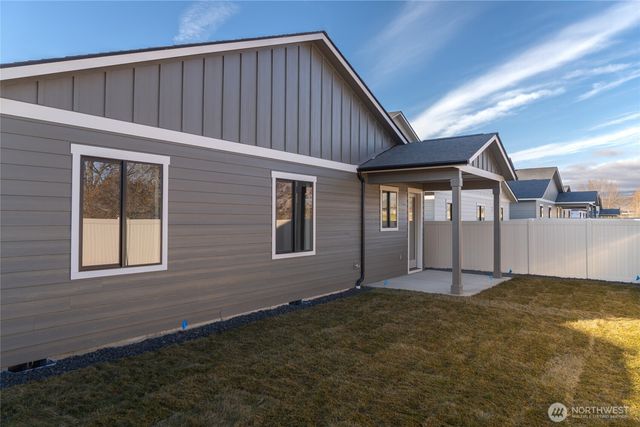 573 S Perry Avenue, East Wenatchee, WA 98802