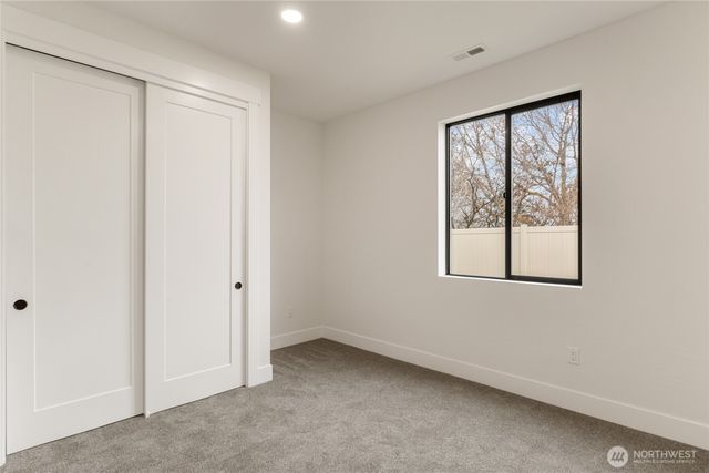 573 S Perry Avenue, East Wenatchee, WA 98802