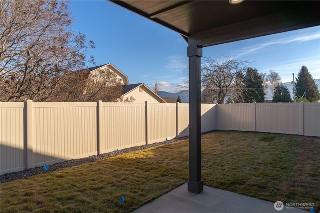 573 S Perry Avenue, East Wenatchee, WA 98802