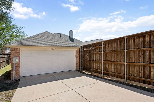 409 Kyle Lane, Lewisville, TX 75067