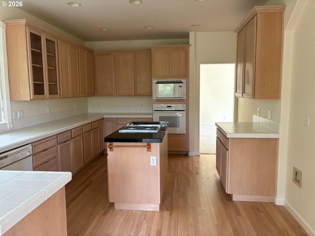 1924 Nw NORFOLK Ct, Portland, OR 97229
