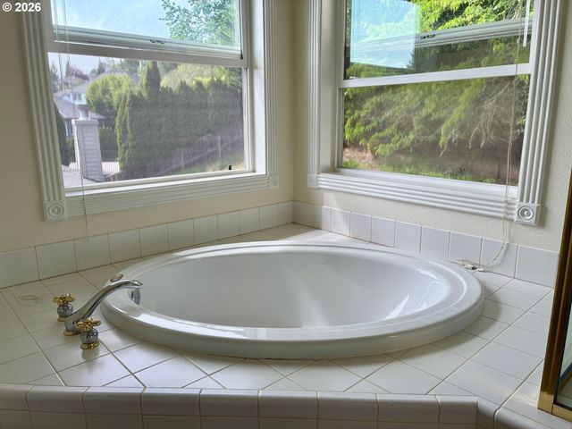 1924 Nw NORFOLK Ct, Portland, OR 97229