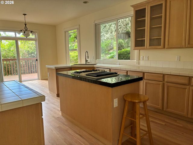 1924 Nw NORFOLK Ct, Portland, OR 97229
