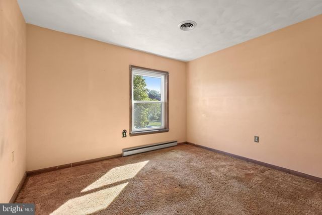 30 SUGARBOOT LN, Hanover, PA 17331