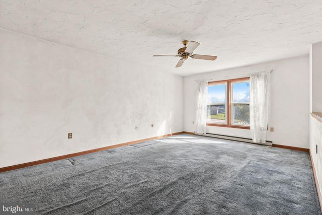 30 SUGARBOOT LN, Hanover, PA 17331