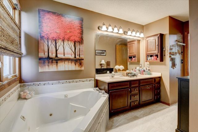 9204 Oakridge Place, Johnston, IA 50131