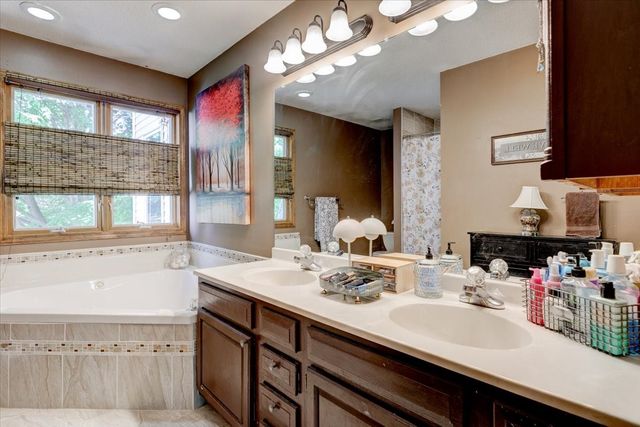 9204 Oakridge Place, Johnston, IA 50131