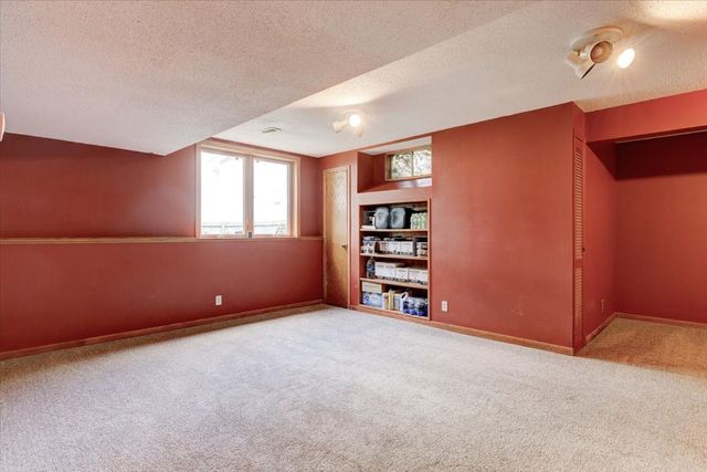 9204 Oakridge Place, Johnston, IA 50131