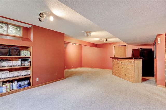 9204 Oakridge Place, Johnston, IA 50131