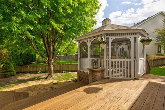 9204 Oakridge Place, Johnston, IA 50131