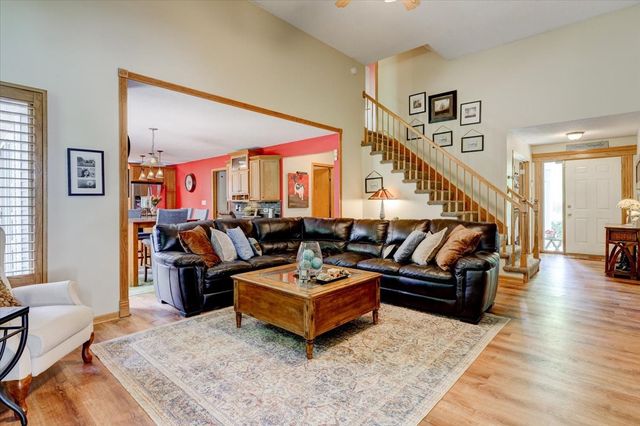 9204 Oakridge Place, Johnston, IA 50131