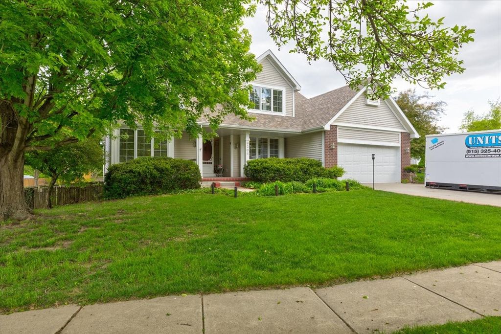 9204 Oakridge Place, Johnston, IA 50131
