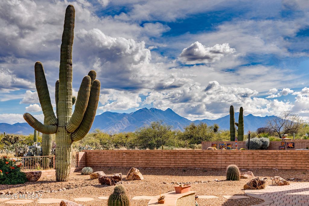 600 N Alexis Loop, Green Valley, AZ 85614