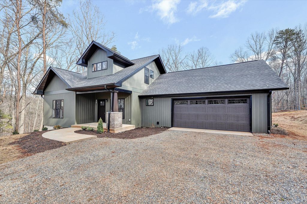 103 Bluff CT, Moneta, VA 24121