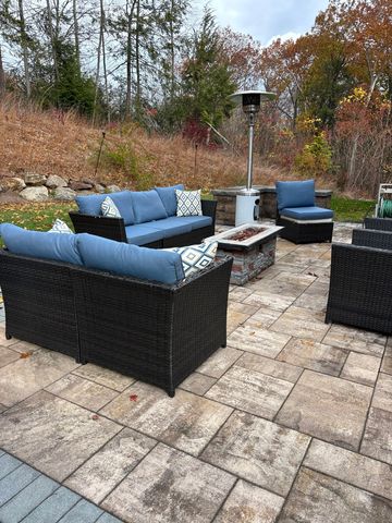 7 Newcastle Place, Farmington, CT 06085