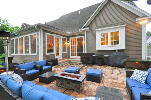 7 Newcastle Place, Farmington, CT 06085