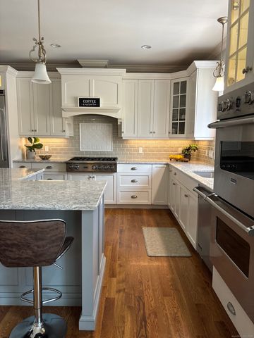 7 Newcastle Place, Farmington, CT 06085