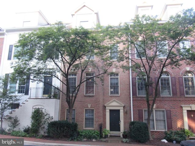 1324 ADAMS CT, Arlington, VA 22201