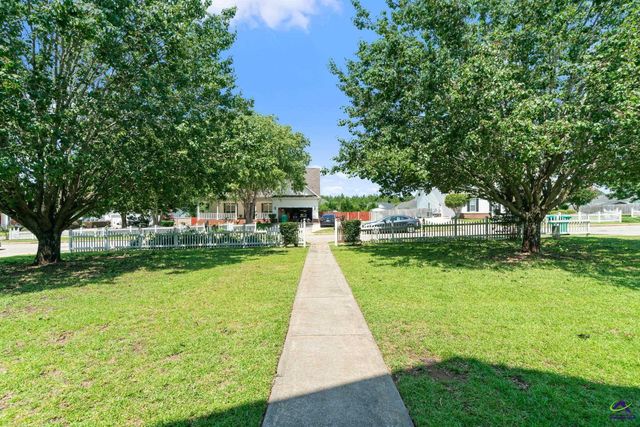 308 Live Oak Court, Kathleen, GA 31047