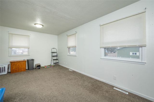 2215 N 5th Avenue E, Newton, IA 50208