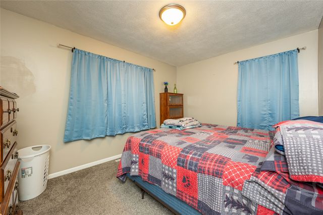 2215 N 5th Avenue E, Newton, IA 50208