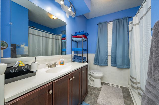 2215 N 5th Avenue E, Newton, IA 50208