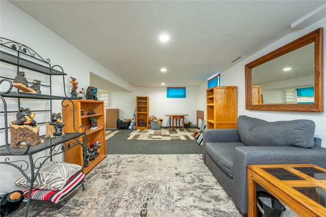 2215 N 5th Avenue E, Newton, IA 50208