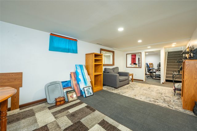 2215 N 5th Avenue E, Newton, IA 50208