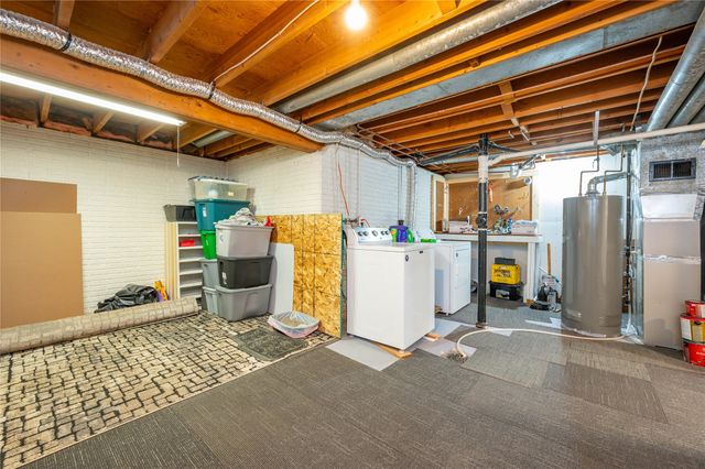 2215 N 5th Avenue E, Newton, IA 50208