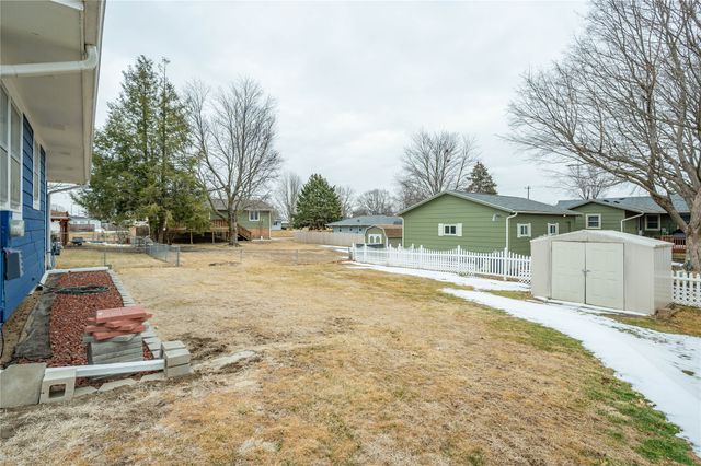 2215 N 5th Avenue E, Newton, IA 50208