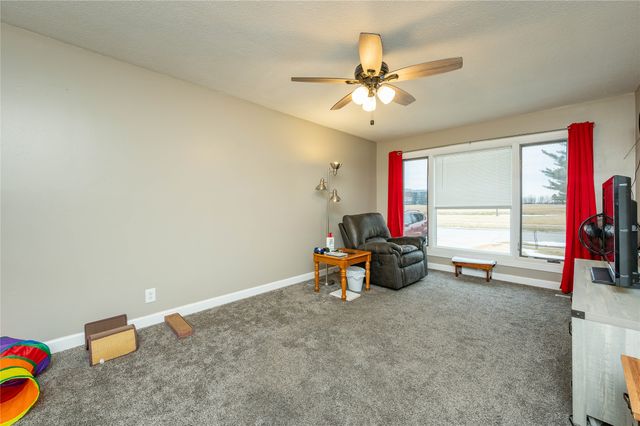 2215 N 5th Avenue E, Newton, IA 50208