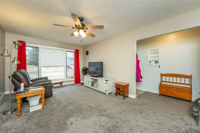 2215 N 5th Avenue E, Newton, IA 50208