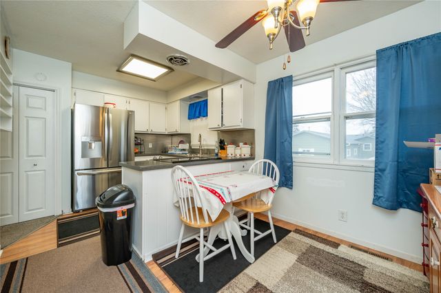 2215 N 5th Avenue E, Newton, IA 50208