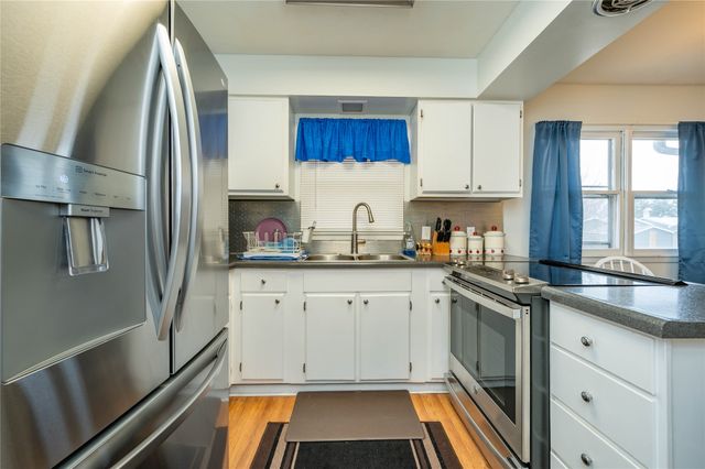 2215 N 5th Avenue E, Newton, IA 50208