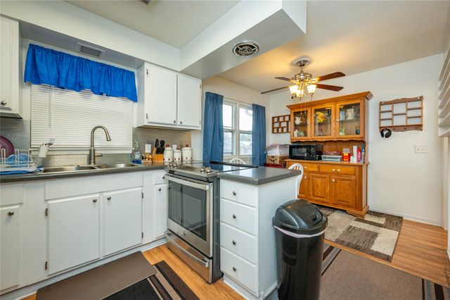 2215 N 5th Avenue E, Newton, IA 50208