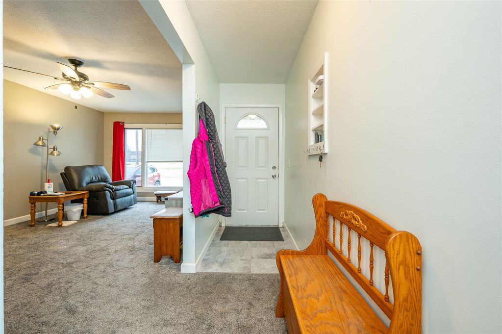 2215 N 5th Avenue E, Newton, IA 50208